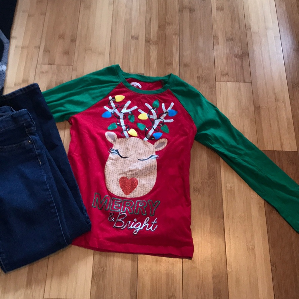 One girls holiday sirt with jeans.